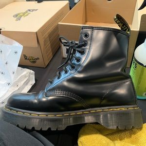 1460 SMOOTH LEATHER LACE UP BOOTS